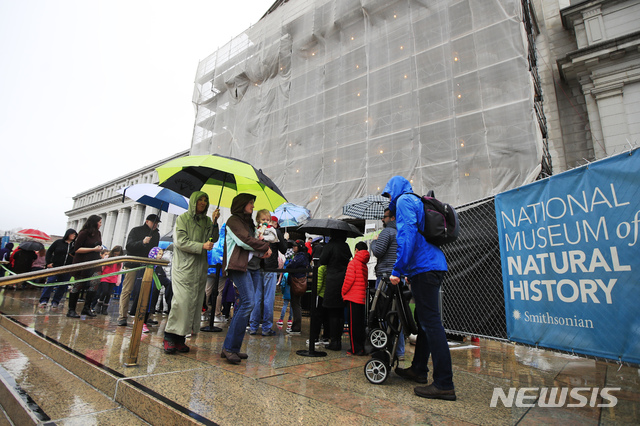 【워싱턴 = AP/뉴시스】 1일 워싱턴 스미소니언 자연사박물관 앞의 관람객 대기줄 . 이 날까지 문을 열었던 국립 동물원과 이 박물관도 자금 고갈로 2일부터 폐쇄된다.&nbsp; 