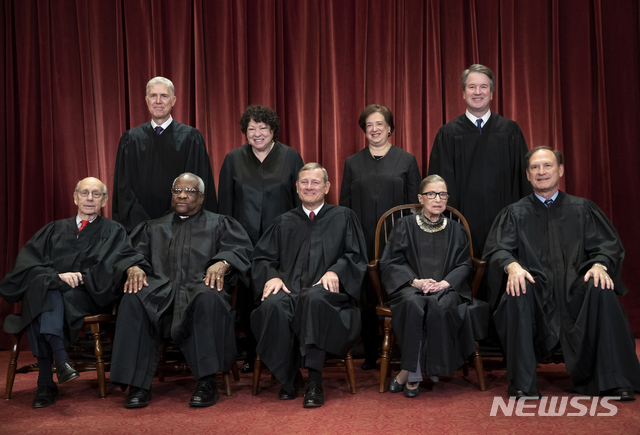 【워싱턴= AP/뉴시스】 도널드 트럼프 행정부가 불법체류 청년 추방 유예 프로그램·(다카, DACA)의 즉각적인 폐지를 대법원에 요구하고 있는 가운데, 2019년 미 연방 대법원은 다카 프로그램을 비롯해 성전환자 입대 금지법의 합법성 여부 등 미국 사회와 정치, 경제 방향을 결정할 판결을 앞두고 있다. 사진은 지난 11월 30일 촬영을 위해 모인 연방대법원 판사들. 2018.12.31.