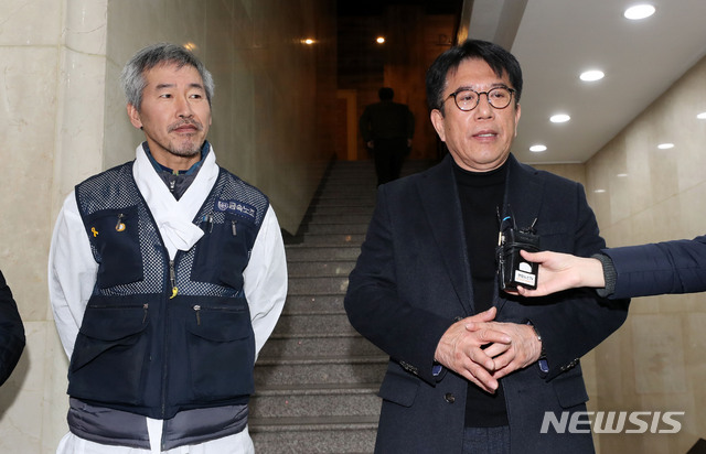 【서울=뉴시스】홍효식 기자 = 파인텍 고공농성 413일째인 29일 오전 서울 종로구 한국기독교회관에서 열린 노사 2차 교섭에 앞서 김세권 스타플렉스 대표가 입장을 밝히고 있다. 왼쪽은 차광호 금속노조 파인텍지회장. 2018.12.29.&nbsp; yesphoto@newsis.com