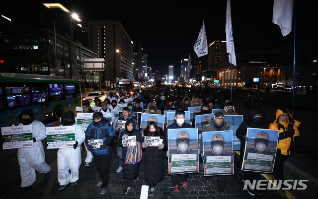 【서울=뉴시스】이윤청 수습기자 =지난  29일 오후 서울 종로구 광화문광장에서 고 김용균 2차 범국민 추모제를 마친 김용균씨의 어머니 김미숙(앞줄 왼쪽 네번 째)씨와 집회 참가자들이 청와대 방향으로 행진하고 있다. 2018.12.29. radiohead@newsis.com