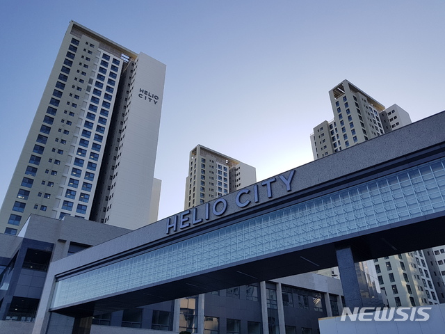 【서울=뉴시스】김가윤 기자 = 9510세대 입주를 앞둔 서울 '송파 헬리오시티' 입구. 입주는 31일부터 본격적으로 시작되며 내년 4월1일까지 3개월간 입주가 진행될 예정이다. 2018.12.29 yoon@newsis.com