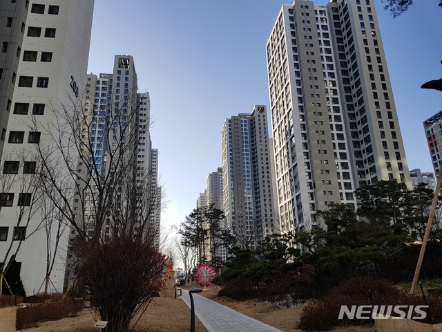 【서울=뉴시스】김가윤 기자 = 송파 헬리오시티는 서울 송파구 가락동 479번지 일원에 가락시영아파트를 재건축해 지은 대단지 아파트다. 최저 10층에서 최고 35층인 84개 동으로 구성돼있으며 총 9510세대가 입주할 예정이다. 2018.12.29 yoon@newsis.com