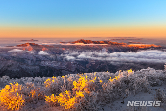 【세종=뉴시스】태백산 천제단에서 바라본 능선. 2018.12.30. (사진 = 국립공원관리공단 제공) photo@newsis.com