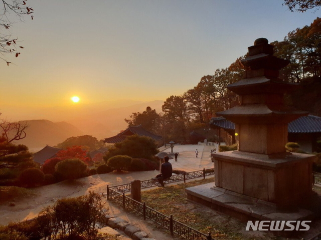 【세종=뉴시스】소백산 부석사에서 바라본 일몰. 2018.12.30.(사진 = 국립공원관리공단 제공)photo@newsis.com