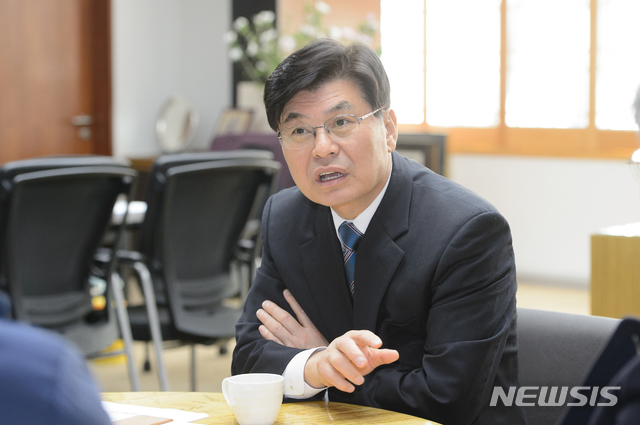 【세종=뉴시스】노왕섭 기자 = 이춘희 세종특별자치시장은 28일 시장 집무실에서 신년 인터뷰를 통해 "새해엔 시민주권특별자치시 실현에 총력을 기울이겠다"고 포부를 밝히고 있다. 2018.12.28. (사진=세종시청 제공) photo@newsis.com 