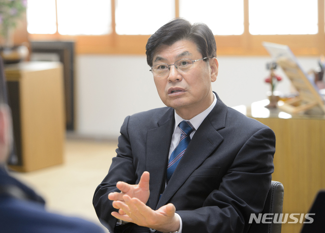 【세종=뉴시스】노왕섭 기자 = 이춘희 세종특별자치시장은 28일 시장 집무실에서 신년 인터뷰를 통해 "새해엔 시민주권특별자치시 실현에 총력을 기울이겠다"면서 "2019년 새해는 국회 세종의사당 설치와 행정안전부 및 과학기술정보통신부 이전이 이뤄지는 등 행정수도 완성이 가시권에 들어왔다"고 강조하고 있다. 2018.12.30. (사진=세종시청 제공) photo@newsis.com 