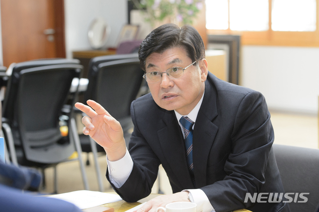 【세종=뉴시스】노왕섭 기자 = 이춘희 세종특별자치시장은 28일 시장 집무실에서 신년 인터뷰를 통해 "새해엔 시민주권특별자치시 실현에 총력을 기울이겠다"면서 "자치경찰제가 도입되는 등 시민이 주인 되는 시민 자치권을 확대할 방침을 밝히고 있다. 2018.12.30. (사진=세종시청 제공) photo@newsis.com