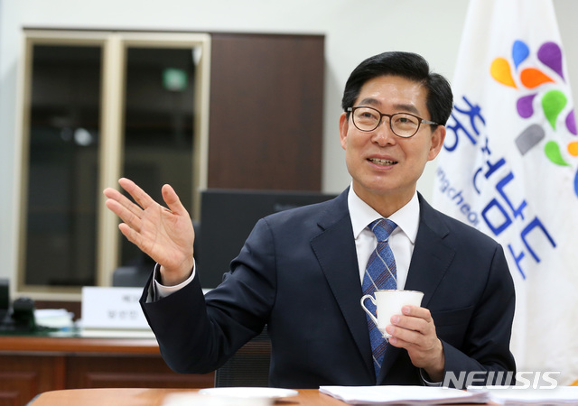 【홍성=뉴시스】양승조 충남도지사가 뉴시스와의 신년대담을 갖고 올해 사업 및 도정운영 구상을 설명하고 있다.