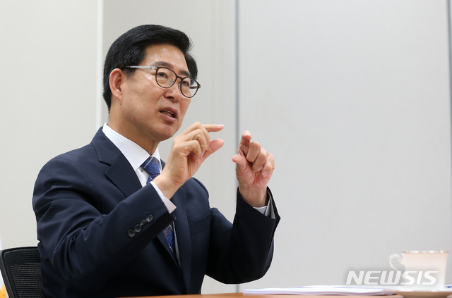 【홍성=뉴시스】양승조 충남도지사가 뉴시스와의 신년대담을 갖고 올해 사업 및 도정운영 구상을 설명하고 있다.&nbsp; 