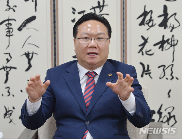 【예산=뉴시스】유병국 충남도의회 의장이 뉴시스와의 신년대담을 통해 새해 의정활동 구상을 밝히고 있다. 