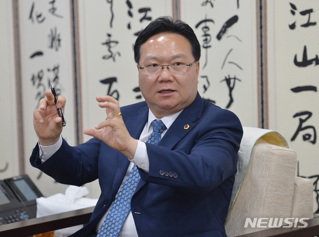 【예산=뉴시스】유병국 충남도의회 의장이 뉴시스와 신년대담을 통해 새해 의정활동 구상을 밝히고 있다.