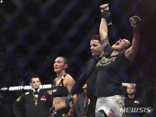 【로스앤젤레스=AP/뉴시스】아만다 누네스가 30일 열린 UFC 여성 페더급 타이틀전서 크리스 사이보그를 물리치고 포효하고 있다. 