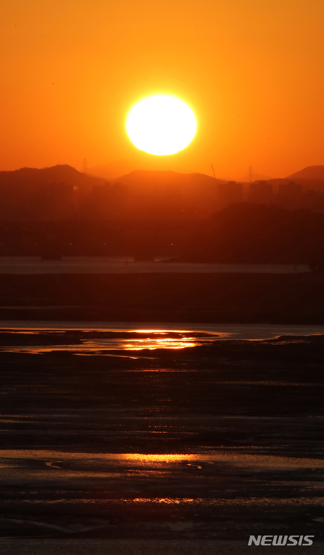 【인천=뉴시스】 고범준 기자 = 2019년 기해년(己亥年)을 하루 앞둔 30일 오전 인천 강화군 길상면 동검길 앞바다에서 붉은 태양이 어둠을 뚫고 수평선 위로 힘차게 떠 오르며 하늘과 바다를 붉게 물들이고 있다. 2018.12.31. bjko@newsis.com