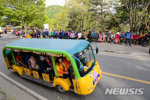 【대구=뉴시스】 강병서 기자 = 대구 달성군시설관리공단은 기해년 새해 비슬산에서 일출을 보려는 관광객 편의을 위해 1월 1일 새벽 자연휴양림에서 전기차 셔틀버스를 운행한다고 31일 밝혔다. 2018.12.31 (사진=달성군시설관리공단 제공). photo@newsis.com