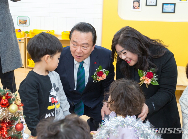 【서울=뉴시스】 노현송 서울 강서구청장은 19일 개소한 제1호 거점형 공공직장 어린이집을 방문해 아이들과 이야기를 나눴다. 2018.12.31. (사진= 강서구 제공) 