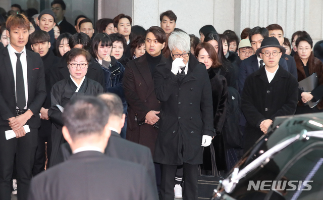 【서울=뉴시스】조수정 기자 = 그룹 봄여름가을겨울 고(故) 전태관 발인식이 엄수된 31일 오전 서울 풍납동 아산병원장례식장에서 멤버 김종진, 가수 나얼, 배우 정준 등이 운구차량 뒤에서 슬픔에 잠겨 있다. 전태관은 지난 2012년 신장암 진단을 받고 수술했지만 암세포가 어깨뼈, 척추, 골반으로 전이됐다. 2018.12.31. chocrystal@newsis.com