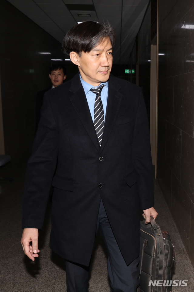 【서울=뉴시스】고승민 기자 = 조국 청와대 민정수석이 31일 오전 서울 여의도 국회에서 열린 운영위원회 전체회의에 참석하기 전 티타임을 위해 홍영표 운영위원장실로 향하고 있다. 2018.12.31. kkssmm99@newsis.com