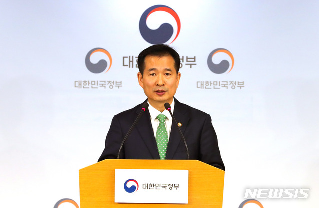 [서울=뉴시스]이건리 국민권익위원회 부위원장 겸 생활적폐협의회 의장의 과거 브리핑 모습. (사진=뉴시스DB). 2018.12.31. 