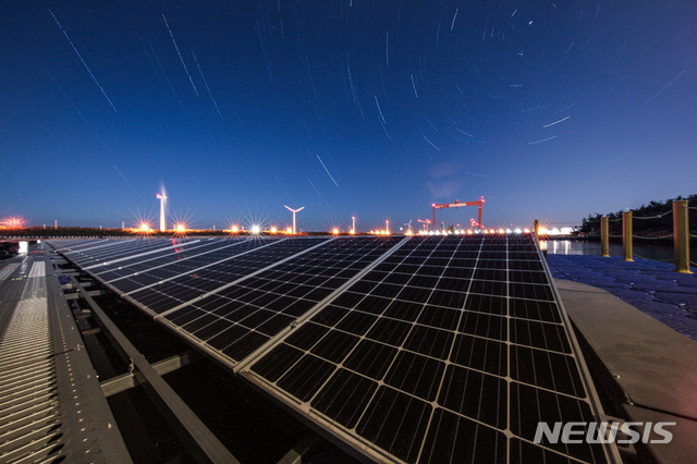 【군산=뉴시스】김얼 기자= 전북 군산 새만금 수상태양광발전소. 이 사진은 기사와 직접적인 관련 없음.