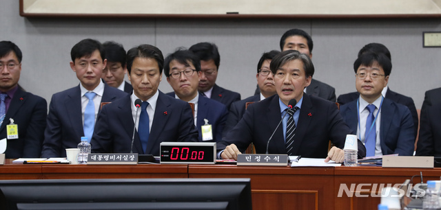 【서울=뉴시스】고승민 기자 = 조국 청와대 민정수석이 31일 오전 서울 여의도 국회에서 열린 운영위원회 전체회의에서 의원 질의에 답하고 있다. 2018.12.31.kkssmm99@newsis.com