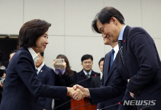 【서울=뉴시스】고승민 기자 = 조국 청와대 민정수석이 31일 오전 서울 여의도 국회에서 열린 운영위원회 전체회의에서 자유한국당 나경원 원내대표와 인사를 나누고 있다. 2018.12.31.kkssmm99@newsis.com