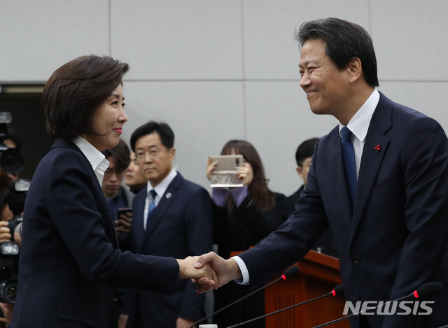 【서울=뉴시스】고승민 기자 = 임종석 청와대 비서실장이 31일 오전 서울 여의도 국회에서 열린 운영위원회 전체회의에서 자유한국당 나경원 원내대표와 인사를 하고 있다. 2018.12.31.kkssmm99@newsis.com