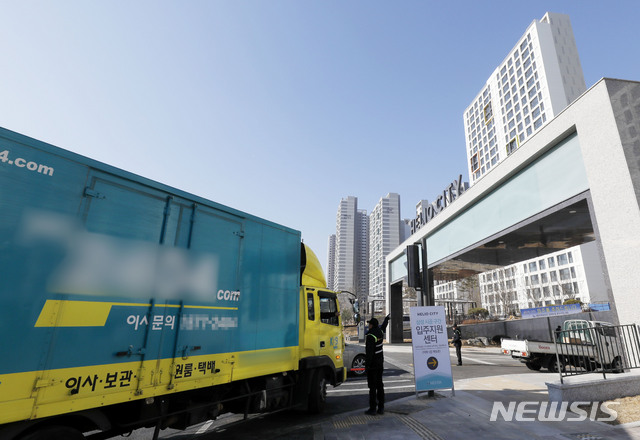 【서울=뉴시스】최동준 기자 = 31일 서울 송파구 '헬리오시티' 단지 입구에 이삿짐업체 차량이 드나들고 있다. 미디신도시급 대규모 단지로 관심을 모은 '헬리오시티' 아파트가 오늘부터 내년 4월 1일까지 입주를 본격화한다. 2018.12.31.&nbsp; photocdj@newsis.com