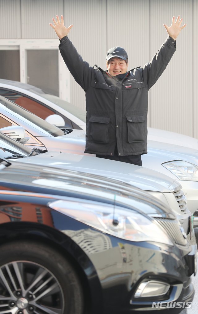 【서울=뉴시스】조수정 기자 = 주차요원으로 일하는 배우 한지일. chocrystal@newsis.com