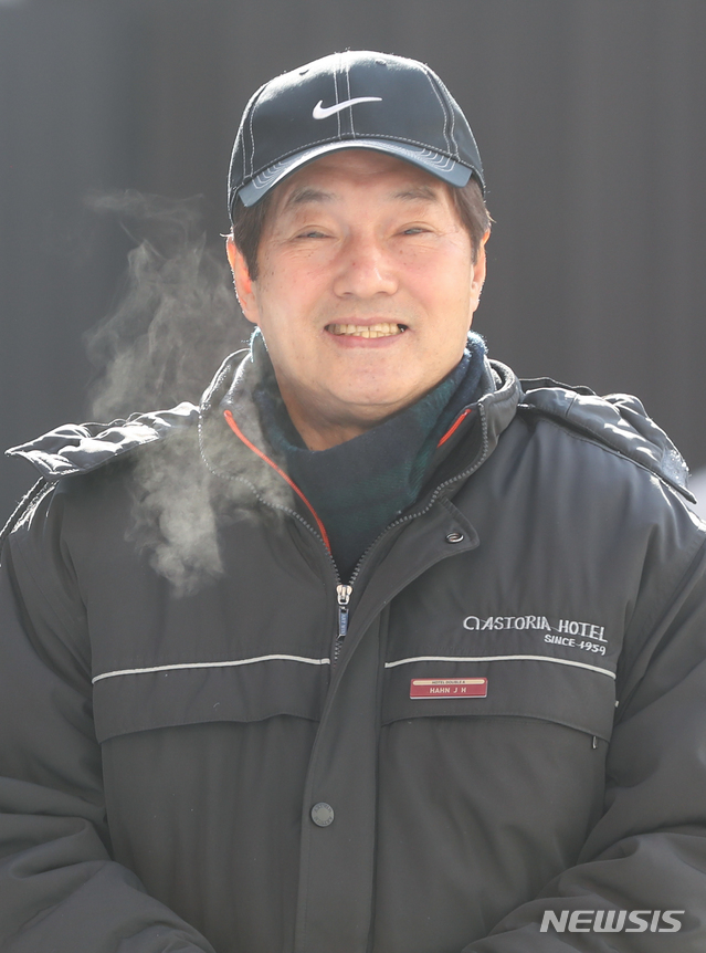 【서울=뉴시스】조수정 기자 = 주차요원으로 일하는 배우 한지일. chocrystal@newsis.com