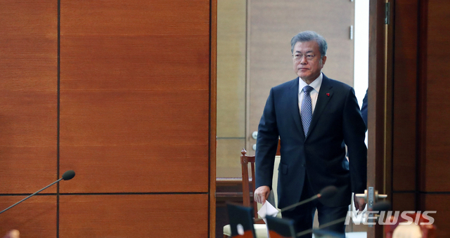 【서울=뉴시스】전신 기자 = 문재인 대통령이 31일 청와대 여민관에서 열린 수석보좌관회의에 참석하고 있다. 올해 마지막 수보회의는 영상중계시스템을 통해 청와대 전 직원들에게 공개됐다. 2018.12.31. photo1006@newsis.com