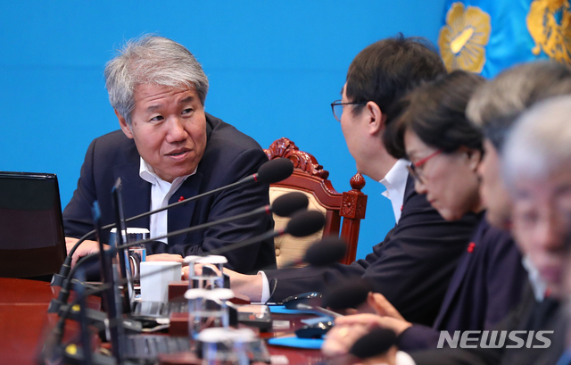 【서울=뉴시스】전신 기자 = 김수현 정책실장과 윤영찬 국민소통수석이 31일 청와대 여민관에서 열린 수석보좌관회의에 앞서 대화하고 있다. 올해 마지막 수보회의는 영상중계시스템을 통해 청와대 전 직원들에게 공개됐다. 2018.12.31.&nbsp; photo1006@newsis.com