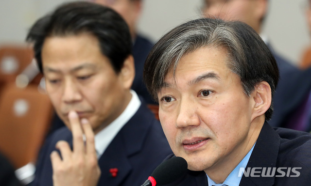 【서울=뉴시스】이종철 기자 = 청와대 특별감찰반의 민간인 사찰 의혹과 관련해 조국 민정수석이 31일 서울 여의도 국회에서 열린 국회 운영위원회 전체회의에 출석하여 답변을 하고 있다. 2018.12.31. jc4321@newsis.com