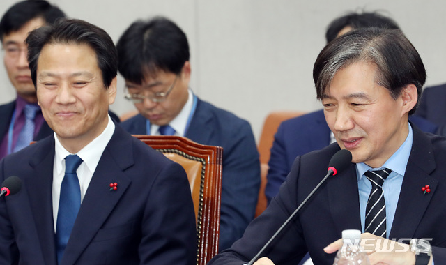 【서울=뉴시스】이종철 기자 = 청와대 특별감찰반의 민간인 사찰 의혹과 관련해 임종석 비서실장과 조국 민정수석이 31일 서울 여의도 국회에서 열린 국회 운영위원회 전체회의에 출석하여 야당 의원들의 질의를 받고 곤혹스러워 하고 있다. 2018.12.31. jc4321@newsis.com