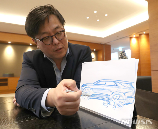 【화성=뉴시스】전진환 기자 = 현대자동차 대형 스포츠유틸리티차량(SUV) 팰리세이드의 외관 디자인을 담당한 김준호 현대자동차 그룹 외장디자인 2팀 책임연구원이 21일 오후 경기도 화성시 롤링힐스호텔에서 뉴시스통신사와 인터뷰를 하며 팰리세이드의 디자인 특징에 대해 설명하고 있다. 2019.01.02. amin2@newsis.com