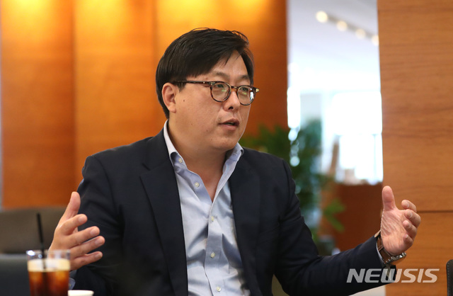 【화성=뉴시스】전진환 기자 = 현대자동차 대형 스포츠유틸리티차량(SUV) 팰리세이드의 외관 디자인을 담당한 김준호 현대자동차 그룹 외장디자인 2팀 책임연구원이 21일 오후 경기도 화성시 롤링힐스호텔에서 뉴시스통신사와 인터뷰를 하며 팰리세이드의 디자인 특징에 대해 설명하고 있다. 2019.01.02. amin2@newsis.com