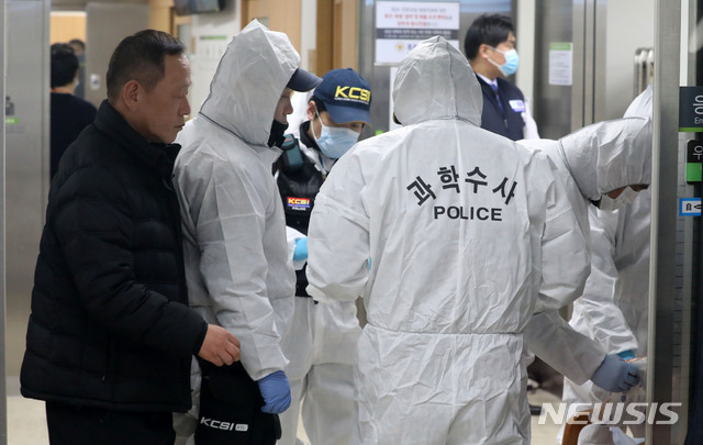 【서울=뉴시스】홍효식 기자 = 정신과 진료 상담 중이던 의사가 환자에게 흉기에 찔려 사망한 31일 오후 서울 종로구 강북삼성병원에서 경찰 과학수사대 대원들이 감식복을 입고 있다. 2018.12.31. yesphoto@newsis.com
