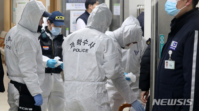 【서울=뉴시스】홍효식 기자 = 정신과 진료 상담 중이던 의사가 환자에게 흉기에 찔려 사망한 31일 오후 서울 종로구 강북삼성병원에서 경찰 과학수사대 대원들이 현장으로 들어가고 있다. 2018.12.31. yesphoto@newsis.com