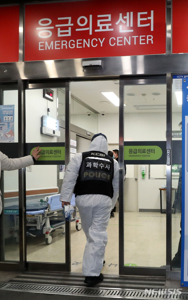 【서울=뉴시스】홍효식 기자 = 정신과 진료 상담 중이던 의사가 환자에게 흉기에 찔려 사망한 31일 오후 서울 종로구 강북삼성병원에서 경찰 과학수사대 대원들이 현장으로 들어가고 있다. 2018.12.31.&nbsp; yesphoto@newsis.com