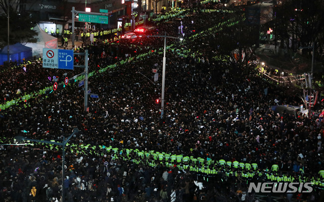 【서울=뉴시스】홍효식 기자 = 2019년 기해년을 앞둔 31일 오후 서울 종로 보신각에서 시민들이 제야의 종 타종행사를 기다리고 있다. 2018.12.31. yesphoto@newsis.com