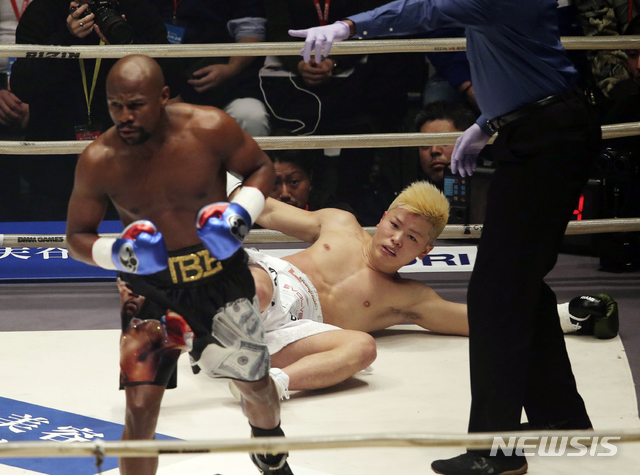 【도쿄=AP/뉴시스】 플로이드 메이웨더 주니어(41)는 12월 31일 밤 일본 도쿄의 사이타마 슈퍼 아레나에서 열린 일본의 킥복서 나스카와 텐신(20)과의 복싱 경기에서 1회 TKO승을 거뒀다.