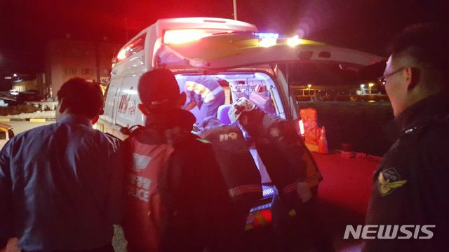 【여수=뉴시스】김석훈 기자 = 31일 오후 10시 58분께 전남 여수시 남면 금오도 한 선착장에서 바다에 추락한 차량에 타고 있던 40대 여성을 해경이 병원으로 옮기고 있다. 2019.01.01. (사진=여수해경 제공) kim@newsis.com