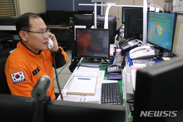 【춘천=뉴시스】박종우 기자 = 2019년 1월1일 새벽, 강원 춘천시 강원도소방본부 종합상황실에서 김흥석 2팀장이 신고 전화를 받고 있다. 2019.01.01.jongwoo425@newsis.com