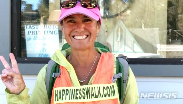 【로스앤젤레스=뉴시스】 미국인들에게 만족과 행복을 가져다주는 게 무엇인지 알기 위해 걸어서 미 대륙을 한 바퀴 도는 '행복 산책' 프로젝트를 진행 중인 폴라 프랜시스. 그녀는 2012년 미국 북동부 버몬트주에서 시작해 지금까지 1만1270km 이상 걸었으며 14켤레의 신발이 완전히 다 닳아 없어졌다. 프랜시스는 새해를 맞은 현재 유타주 솔트레이크시티 부근을 지나고 있다. <사진=Paula Francis 제공> 2019.01.01 