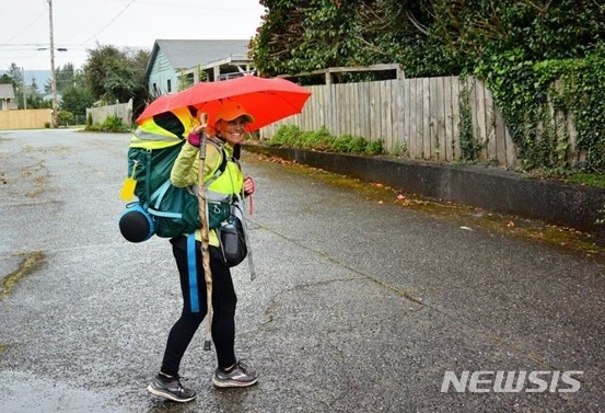 【로스앤젤레스=뉴시스】 미 대륙을 걸어서 한 바퀴 돌고 있는 폴라 프랜시스는 텐트를 비롯한 간단한 캠핑장비를 배낭에 넣고 다니지만, 종종 그녀가 가는 길에서 만나는 사람들로부터 초대를 받게 되면 식사와 잠자리를 도움받기도 한다. 프랜시스는 하루에 보통 10시간, 거리로는 대략 25마일(약 40km) 정도 걷는다. <사진=Paula Francis 제공> 2019.01.01