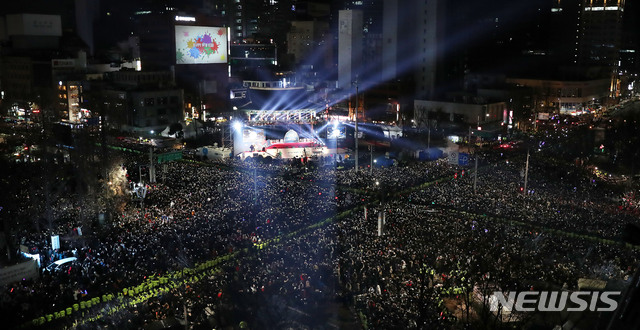 【서울=뉴시스】홍효식 기자 = 2019년 기해년을 맞은 1일 새벽 서울 종로구 보신각에서 제야의 종 타종행사가 열리고 있다. 2019.01.01. yesphoto@newsis.com