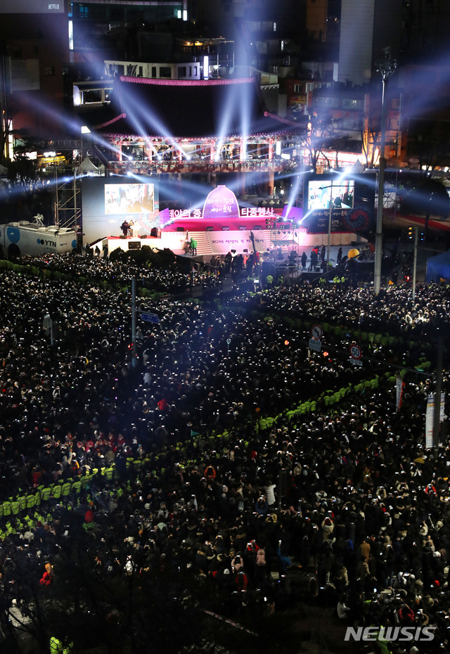 【서울=뉴시스】홍효식 기자 = 2019년 기해년을 맞은 1일 새벽 서울 종로구 보신각에서 제야의 종 타종행사가 열리고 있다. 2019.01.01.&nbsp; yesphoto@newsis.com