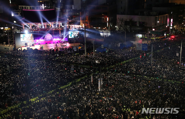 【서울=뉴시스】홍효식 기자 = 2019년 기해년을 맞은 지난 1월1일 새벽 서울 종로구 보신각에서 제야의 종 타종행사가 열리고 있다. 2019.01.01. yesphoto@newsis.com