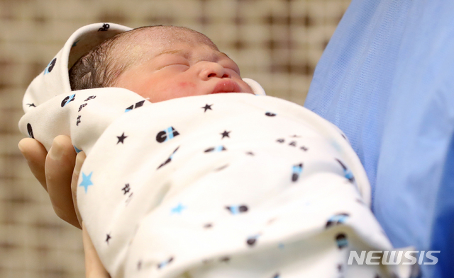 【서울=뉴시스】김병문 수습기자 = 2019년 기해년(己亥年) 첫날인 1일 새벽 0시 0분 서울 역삼동 차병원 분만실에서 아빠 우명제(37) 씨, 엄마 이혜림(33) 씨의 아기(우성, 여)가 태어나 새해를 알리고 있다. 2019.01.01&nbsp; dadazon@newsis.com