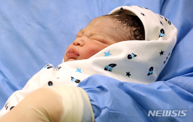 【서울=뉴시스】김병문 수습기자 = 2019년 기해년(己亥年) 첫날인 1일 새벽 0시 0분 서울 역삼동 차병원 분만실에서 아빠 우명제(37) 씨, 엄마 이혜림(33) 씨의 아기(우성, 여)가 태어나 새해를 알리고 있다. 2019.01.01 dadazon@newsis.com