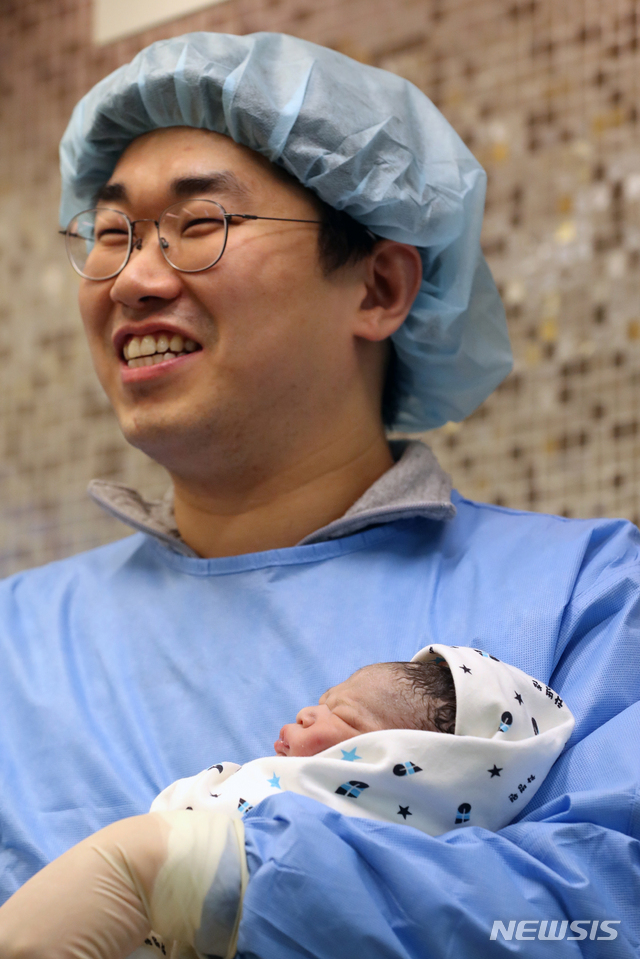 【서울=뉴시스】김병문 수습기자 = 2019년 기해년(己亥年) 첫날인 1일 새벽 0시 0분 서울 역삼동 차병원 분만실에서 아빠 우명제(37) 씨, 엄마 이혜림(33) 씨의 아기(우성, 여)가 태어나 새해를 알리고 있다. 2019.01.01&nbsp; dadazon@newsis.com